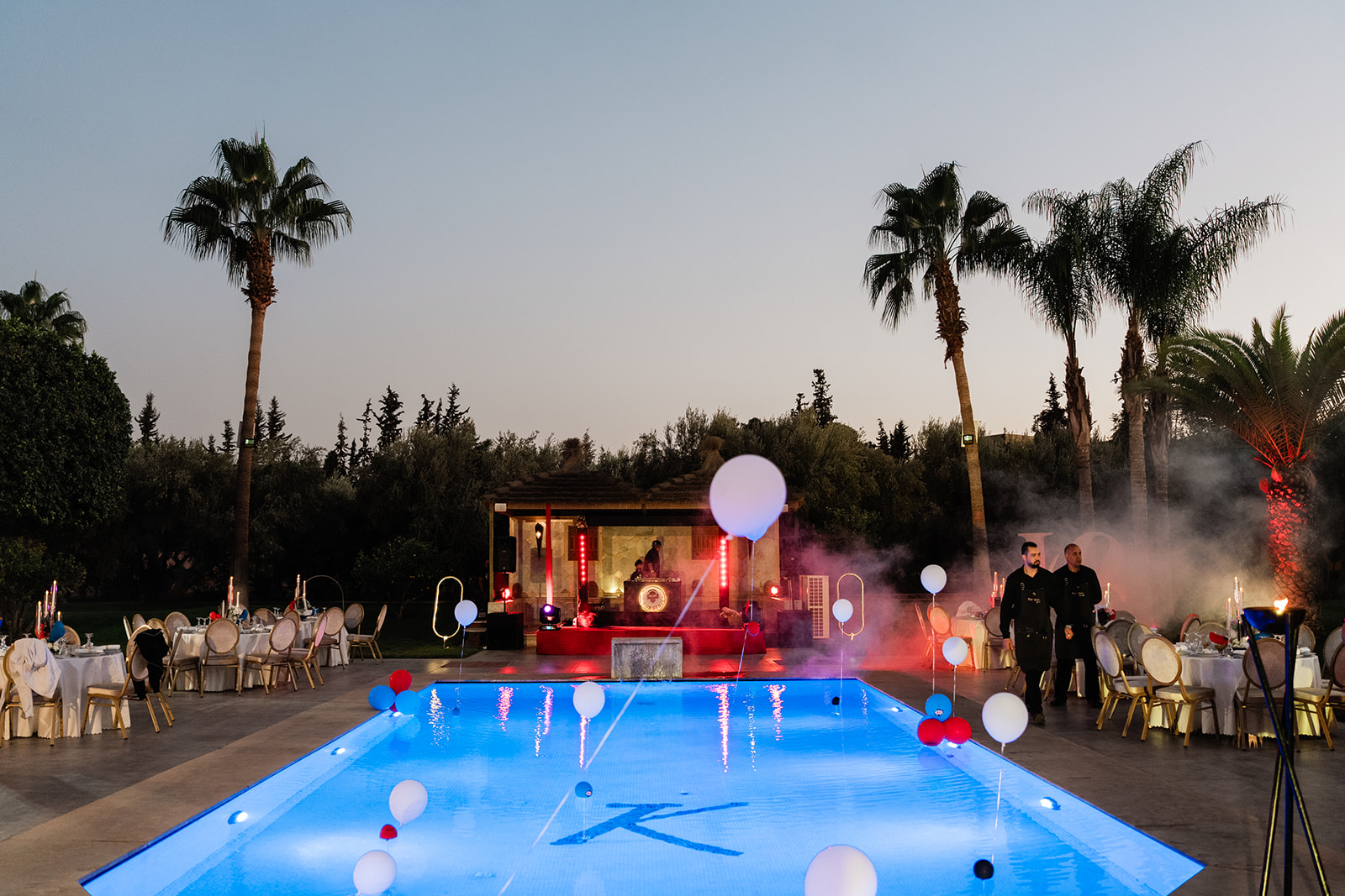 Artiste de spectacle de feu illuminant la soirée devant les invités